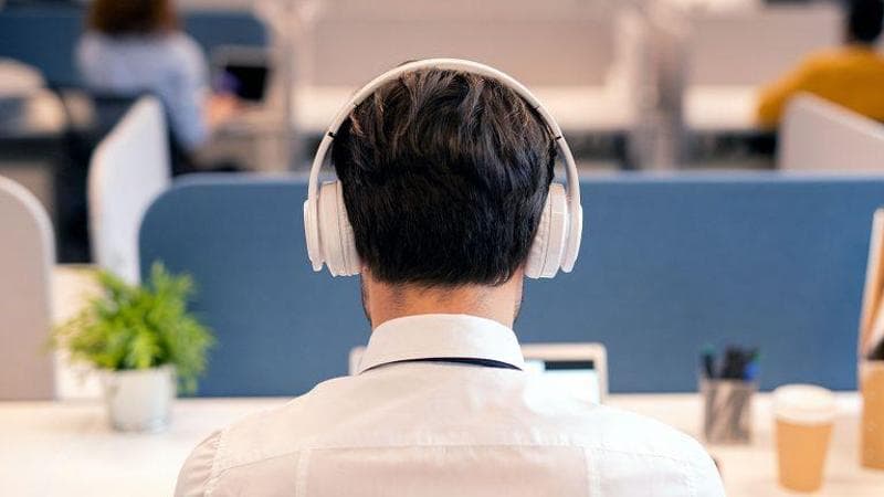 “Non parlarmi, non ti sento”: negli uffici è boom del lavoro con le cuffie. Ma ci sono dei limiti