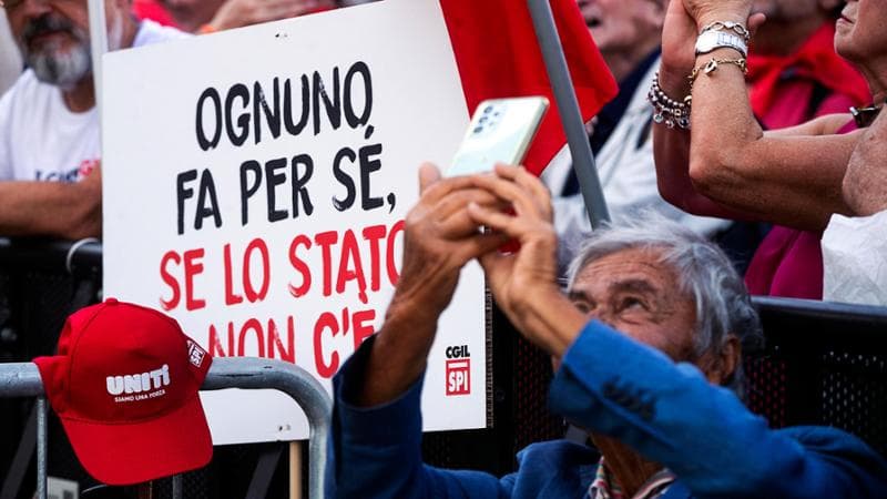 “Futuro a rischio”. In piazza con la Cgil sfilano i volti della protesta