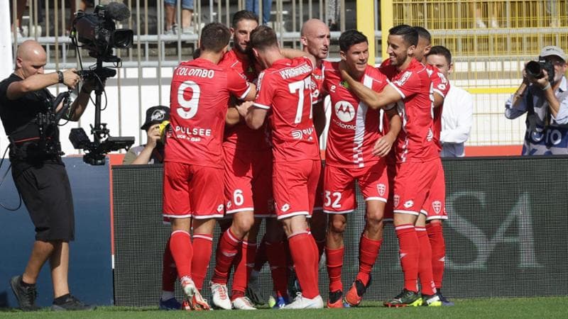 I giocatori del Monza esultano dopo il gol di Colpani
