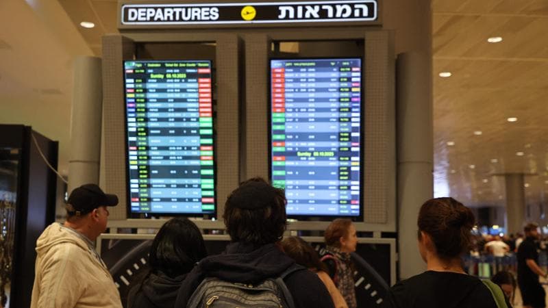 Atterrati due aerei militari con i primi 200 italiani che erano bloccati in Israele. Tajani: “Cinquecento entro i prossimi giorni”