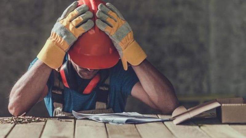 Lavoro, tre italiani su quattro hanno avuto almeno un sintomo del burnout. L’esperta: “Il disagio non riguarda solo gli impiegati in ufficio”