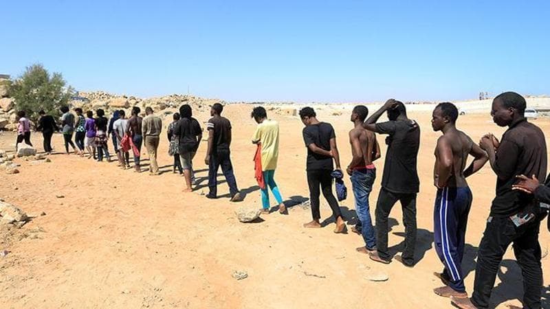 Tunisia: migranti africani intercettati in mare e portati al confine con l’Algeria, proseguono le espulsioni anche verso la Libia