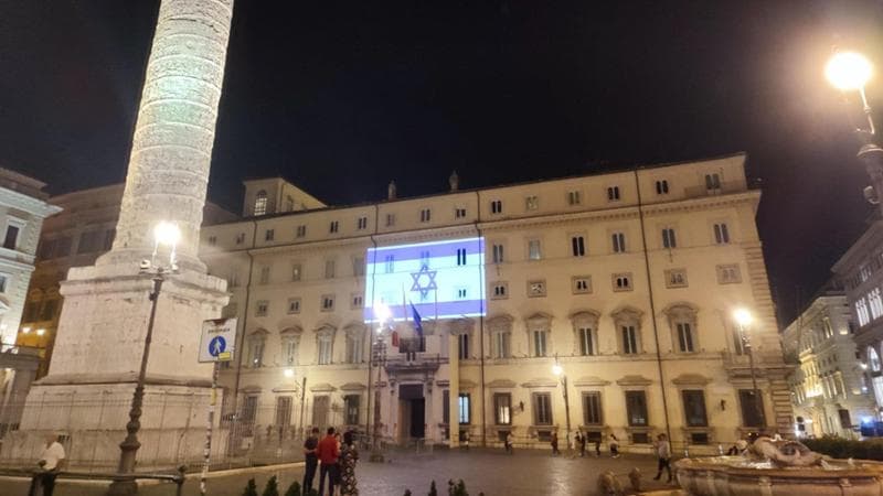 Palazzo Chigi illuminato con i colori della bandiera di Israele
