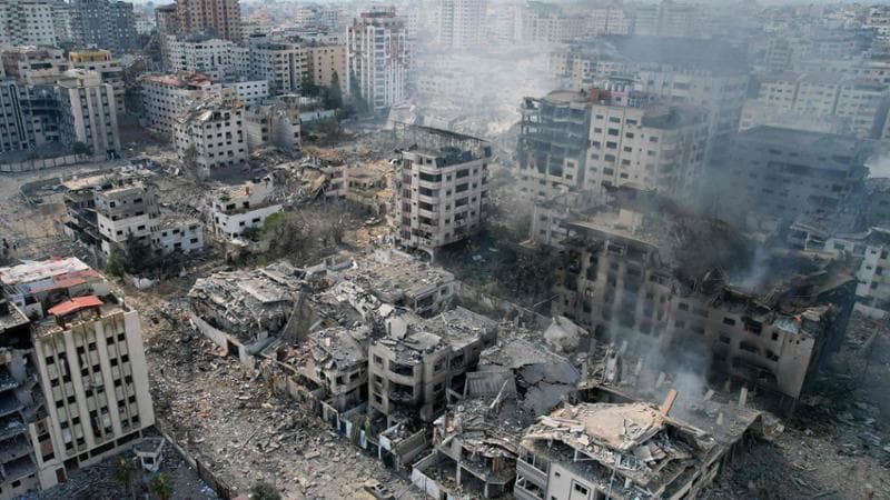 L’esodo impossibile da Gaza al valico di Rafah con l’Egitto: “Centinaia di famiglie in attesa sotto le bombe”