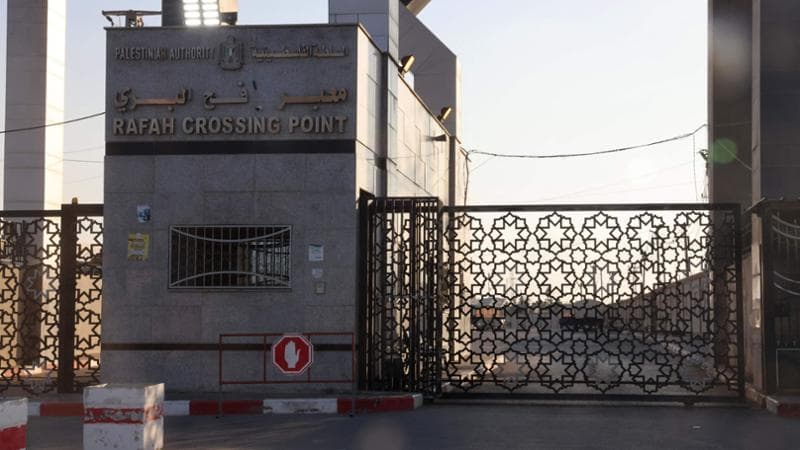 Gaza, il dramma dei profughi intrappolati nella Striscia: chiuso il valico di Rafah per l’Egitto