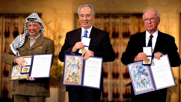 I vincitori del Nobel per la pace Yasser Arafat, Yitzhak Rabin e Shimon Peres a Oslo nel 1994
