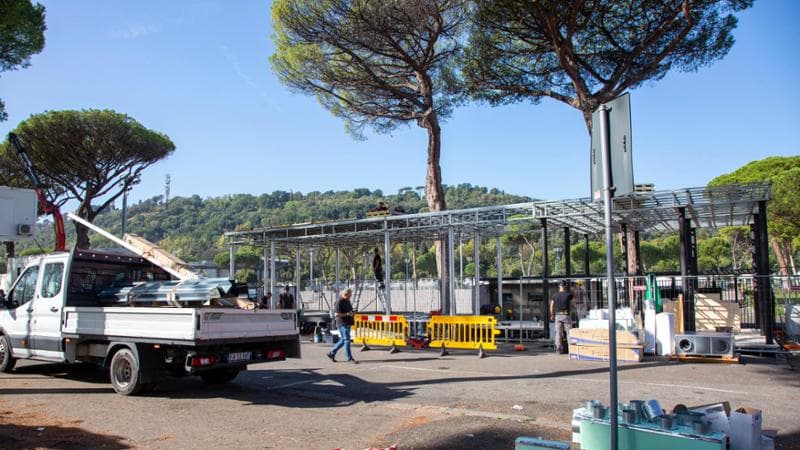 Massimo Giletti fa l’operaio per Fiorello: “Per rientrare in Rai ricomincio dal basso’. L’amministratore delegato: “Verrà il prossimo anno”