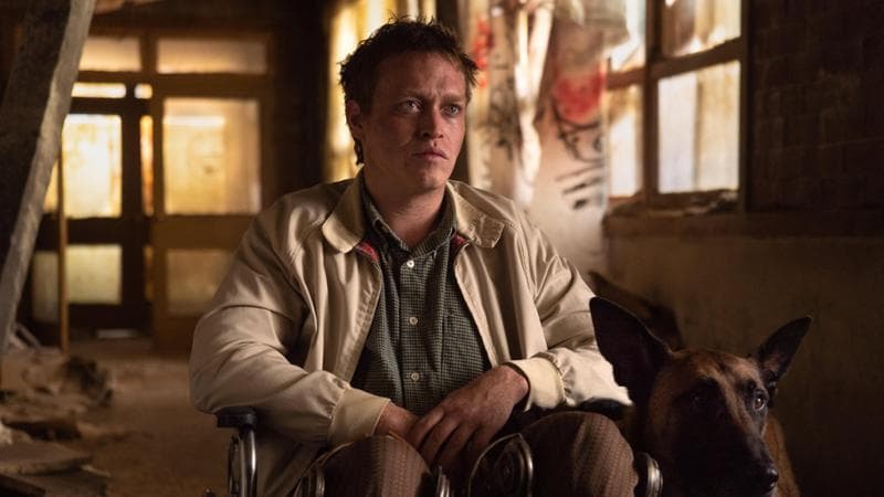 L&rsquo;attore Caleb Landry Jones interpreta Doug nel film Dogman di Luc Besson, nelle sale da ieri
