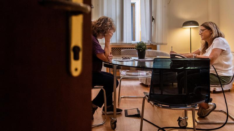 Un&rsquo;agente della quarta sezione della Squadra mobile di Roma, specializzata nella lotta alla violenza domestica e di genere, a colloquio con una donna nella Stanza dell&rsquo;ascolto protetto della questura (Alessandro Serran&ograve;/Agf)
