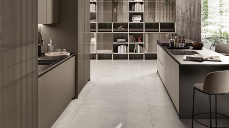 La cucina Libra di Scavolini, con finitura acciaio scuro e ante laccate dogate lucide, qui &egrave; arricchida dal sistema parete Fluida&nbsp;
