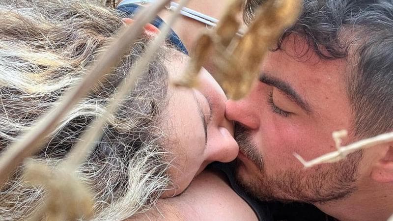 "L’ultimo bacio per dire che ci siamo amati fino alla fine”, il selfie dei sopravvissuti al rave di Re’im