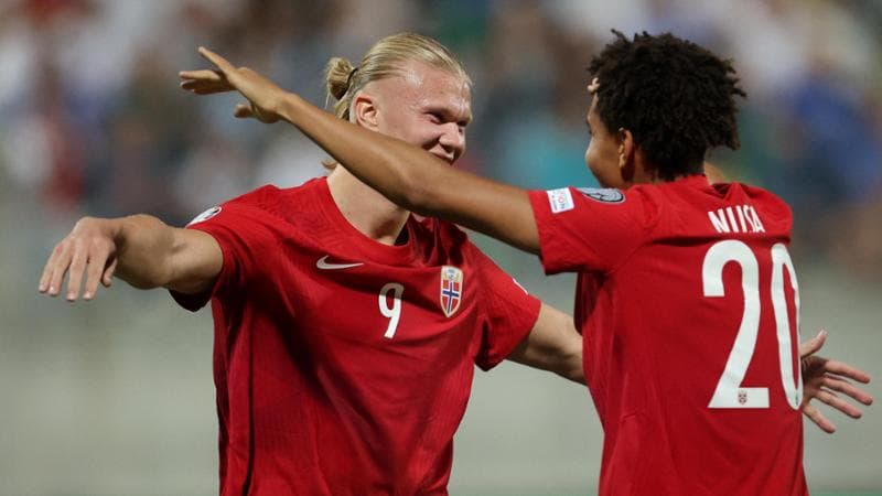 Haaland festeggiato da Nusa dopo il gol del 3 a 0 a Cipro

