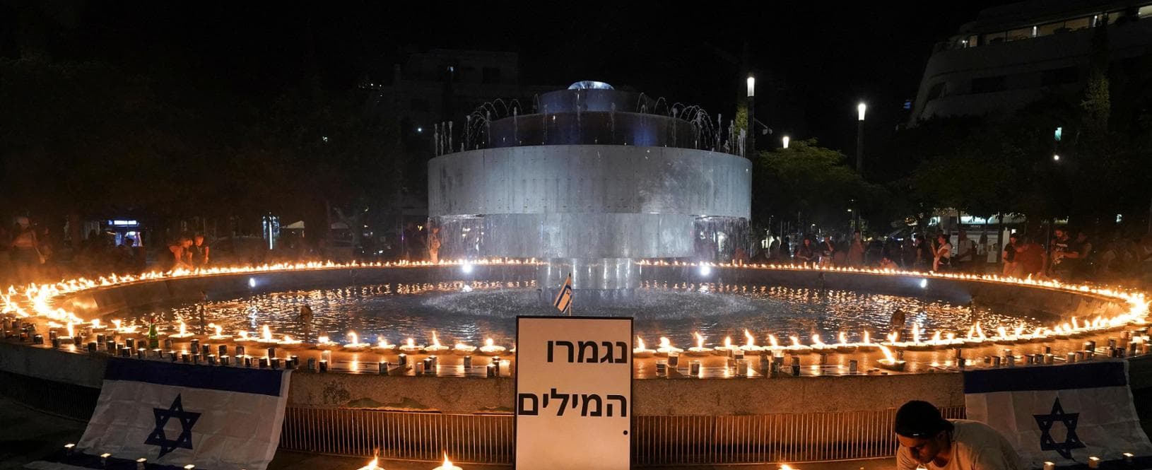 Candele accese&nbsp;in piazza Dizengoff a Tel Aviv&nbsp;in segno di solidariet&agrave; con Israele e per ricordare le vittime dell'attacco di Hamas da Gaza

