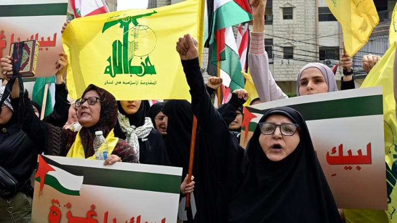 Sostenitori di Hezbollah durante&nbsp;una manifestazione di solidariet&agrave; ai palestinesi nella Striscia di Gaza, nel sud di Beirut
