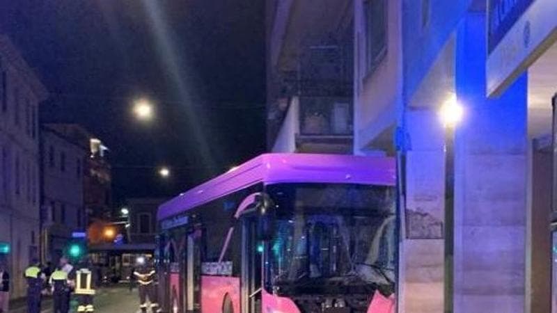 Mestre, un altro incidente per un bus. Si schianta sul pilastro di un palazzo: quindici feriti