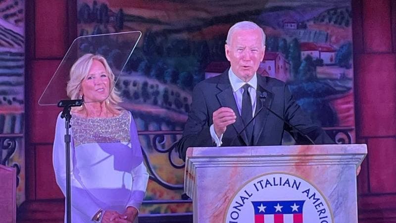 Biden a sorpresa al galà degli italoamericani: “Sono cresciuto in una comunità dove se il tuo nome non finiva per 'o' avevi un problema”
