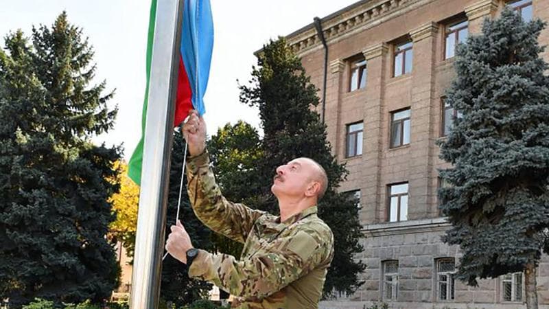 Il presidente dell’Azerbaijan alza la bandiera di Baku nella capitale del Nagorno