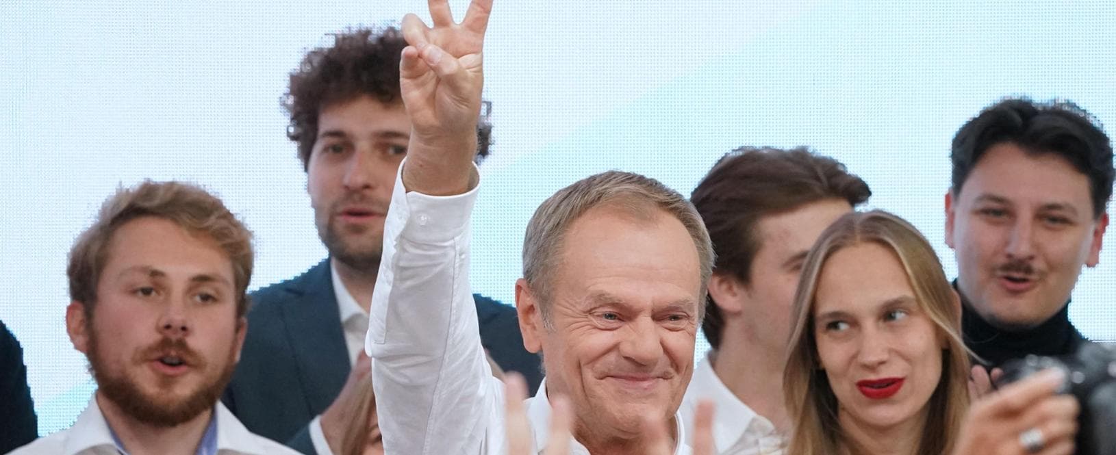 Donald Tusk, leader dell'opposizione, sul palco festeggia gli exit poll
