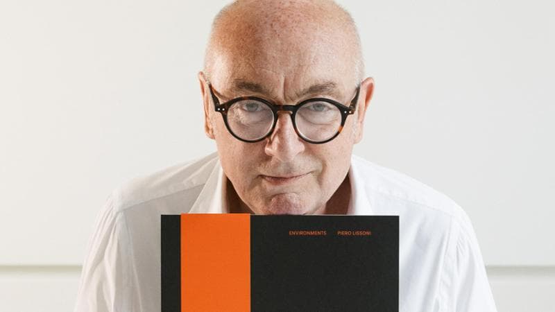 Piero Lissoni con il libro Piero Lissoni. Environments, a cura di Stefano Casciani, edito da Rizzoli (480 pp, 120 euro) - foto Francesco-Caredda
