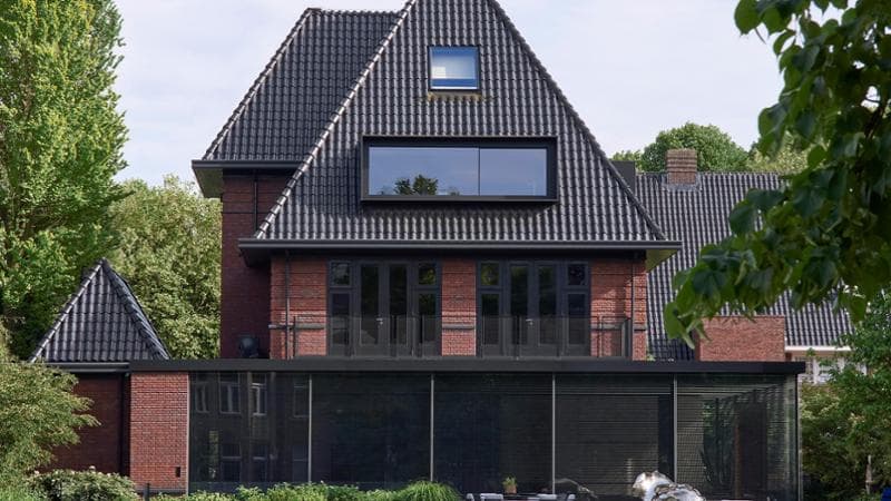 
La villa anni Venti nei Paesi Bassi, recuperata e integrata da Lissoni&amp;Partners nel 2020, con mattoni a vista, maxi superfici vetrate e spazi inattesi come il patio segreto (foto Kasia Gatkowska)
