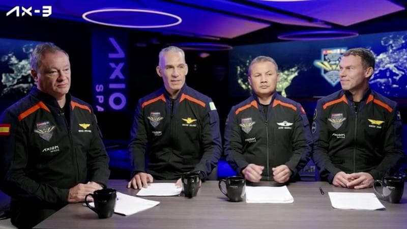 Il colonnello Walter Villadei (il secondo da sinistra) con l'equipaggio dell'Axiom-3
