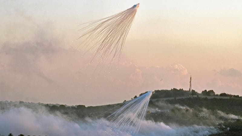 L'esplosione dei colpi lanciati dagli israeliani sul villaggio di Dhayra
