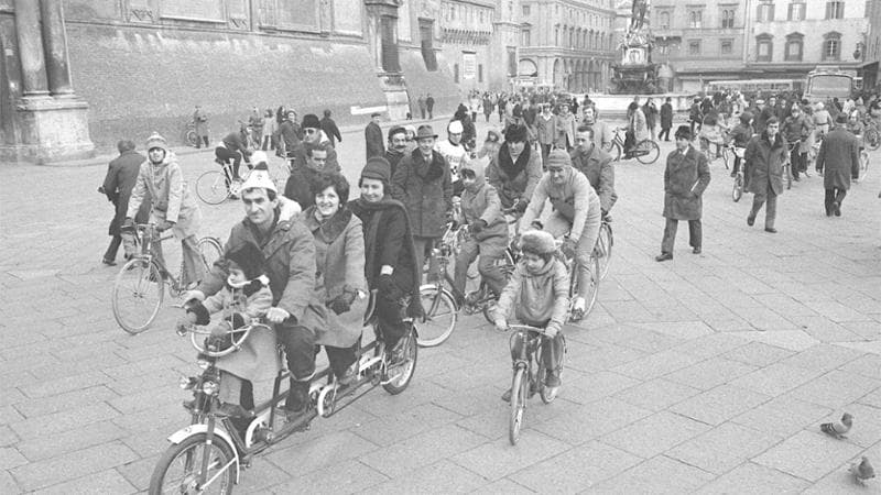 Ieri come oggi, 50 anni fa l’austerity italiana. Città al buio e auto ferme: la crisi energetica per la guerra del Kippur. Come cambiò il Paese