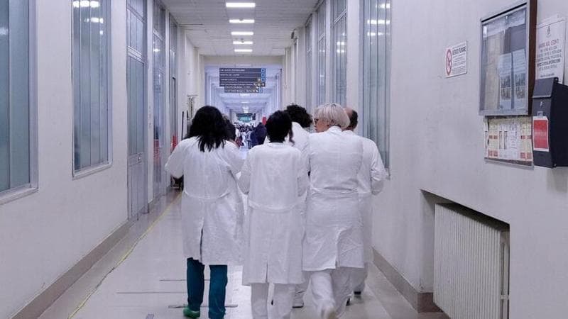 I medici bocciano la manovra: “Ci vogliono assunzioni, pagare di più gli straordinari non serve a salvare la sanità”