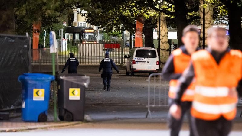 La polizia nei pressi dello stadio di Bruxelles dopo l'attentato in cui hanno perso la vita due svedesi
