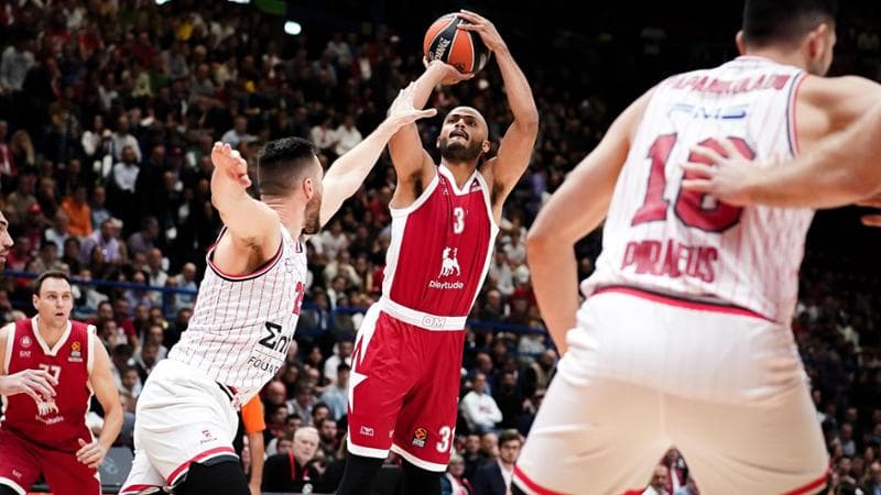 Shavon Shields al tiro
