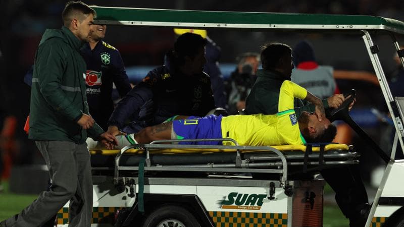 Neymar lascia il campo in barella
