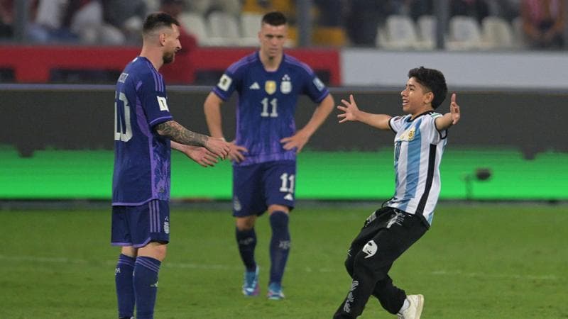 Un piccolo tifosi corre ad abbracciare Messi

