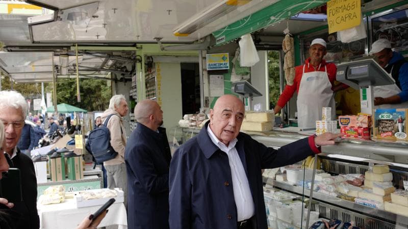 Adriano Galliani al mercato di Besana in Brianza, provincia di Monza (foto del nostro inviato Concetto Vecchio)
