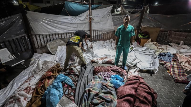Il dolore e la rabbia dei superstiti di Gaza davanti all’ospedale dell’apocalisse