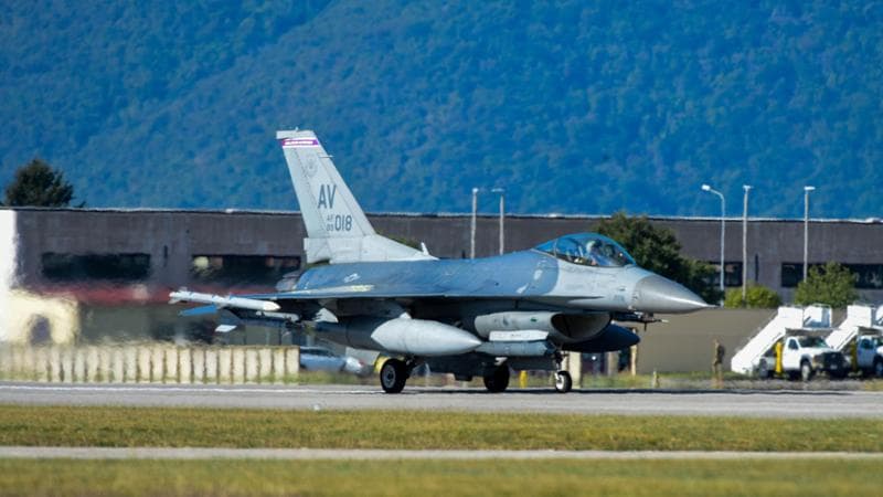 Un F16 della Nato
