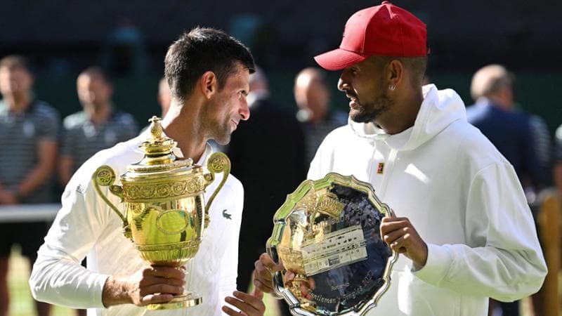 Kyrgios, a destra, sorride a Djokovic dopo la finale di Wimbledon 2022
