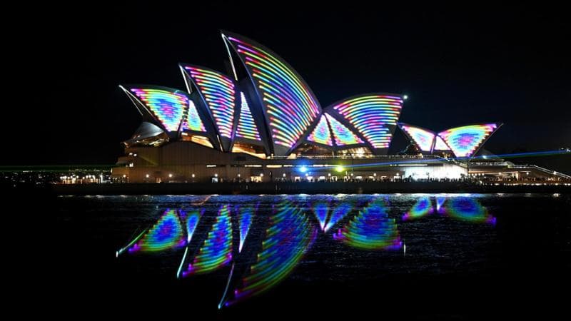 L'Opera House illuminata dai laser durante le celebrazioni del 50mo anniversario
