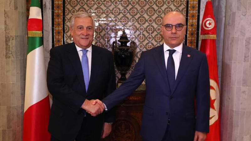 Il ministro degli esteri tunisini&nbsp;Nabil Ammar (destra) con il minisrto italiano Antonio Tajani
