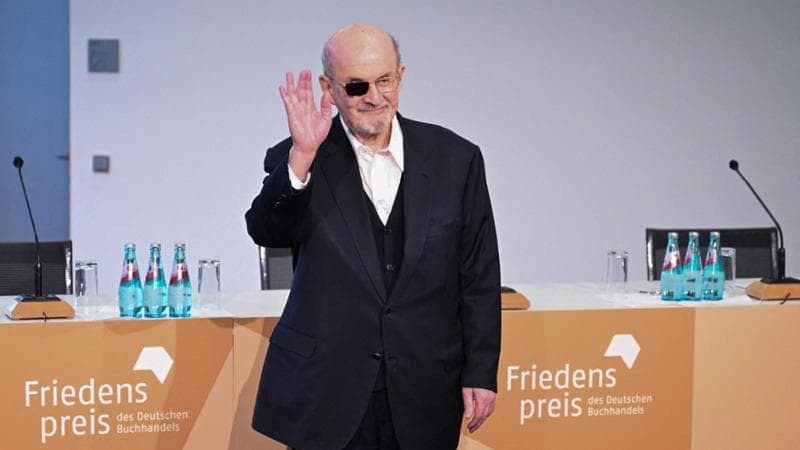 Salman Rushdie durante la conferenza stampa alla Fiera dell'editoria di Francoforte&nbsp;

