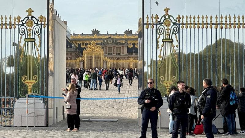 La polizia di fronte alla reggia di Versailles
