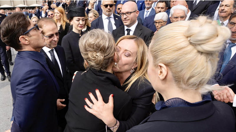 L'abbraccio tra Meloni e Marina Berlusconi al funerale di Silvio Berlusconi
