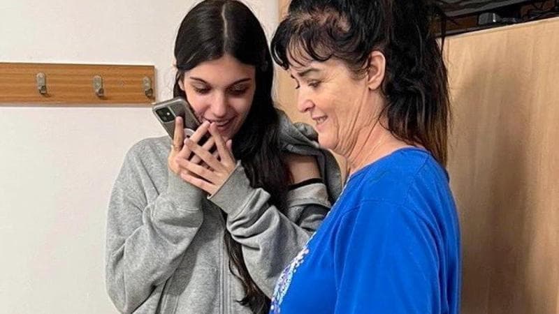Judith Raanan e la figlia Natalie al telefono col presidente degli Usa Joe Biden dopo la liberazione
