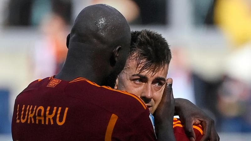 El Shaarawy, abbracciato da Lukaku
