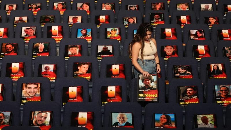 Tel Aviv, le fotografie delle vittime dell'attacco di Hamas del 7 ottobre esposte all'Auditorium dell'universit&agrave;
