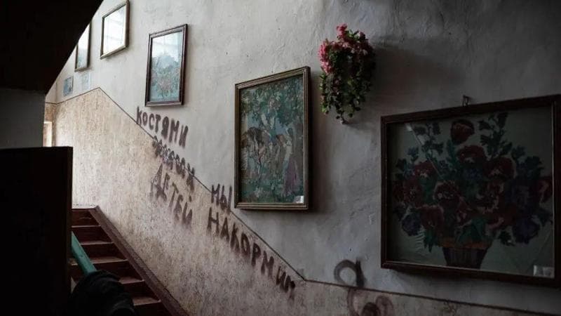 Nel centro culturale di Novy Bykiv,&nbsp;a Chernihiv, campeggiava la scritta: &ldquo;Nutriremo i vostri figli con le ossa&rdquo; (Getty)
