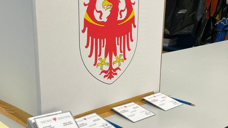 Elezioni provinciali in Alto Adige: SVP sconfitta, FdI le chiede di governare insieme. Avanzano destre tedesche e No Vax. E in Trentino si conferma Fugatti