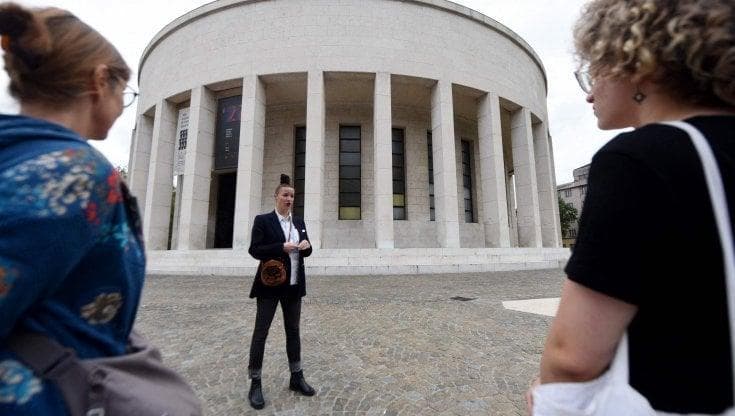 Danijela Matijevic davanti al Mestrovic Pavillon, gi&agrave; museo della Rivoluzione
