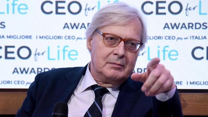 Sgarbi e le consulenze d’oro incompatibili con il suo ruolo da sottosegretario, lui replica: “Non è vietato, mica vivo sulla luna”