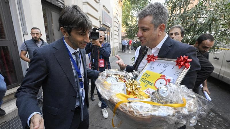 I radicali consegnano a Donzelli un cesto di sveglie per Meloni
