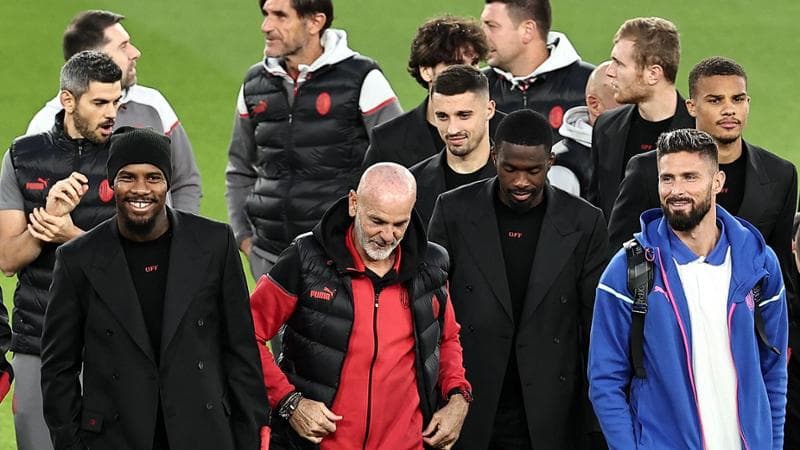 Pioli e i giocatori del Milan al Parco dei Principi
